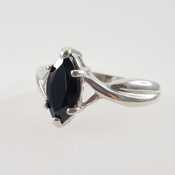Avon Jewelry - Genuine black onyx ring set in real sterling silver - vintage Avon ring - size 5